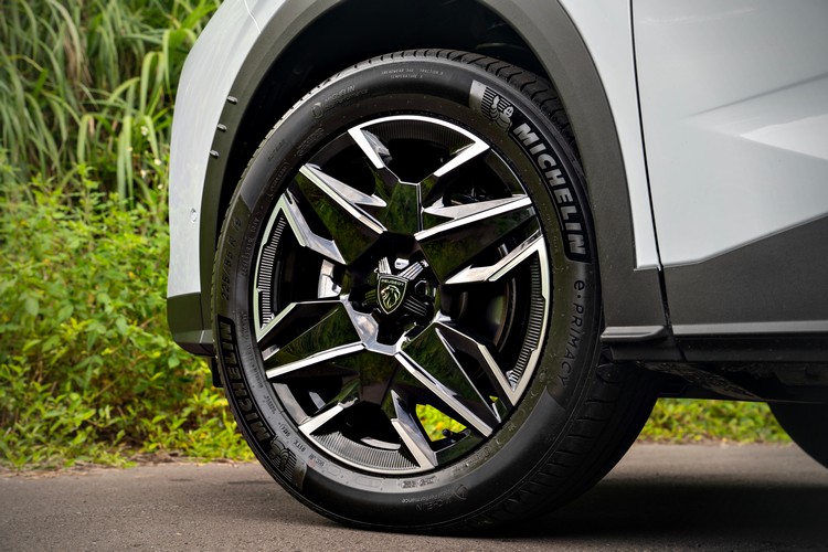 19吋黑銀雙色鋁圈造型繁複特別