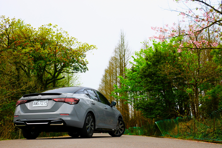 NISSAN SENTRA SAKURA 承襲品牌一貫的細膩設計語彙，並融入更貼近年輕世代的情感價值，搭載專屬空力套件。