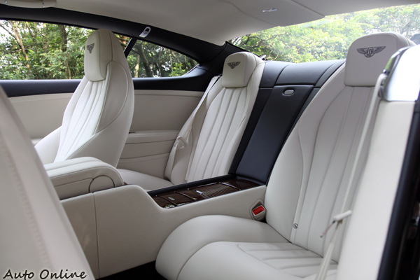 說實在的以筆者180公分的身高,跑車造型的流線車頂壓縮到車內後座乘客的頭部空間,至於膝部空間對於2+2的GT跑車來說表現相當不錯。