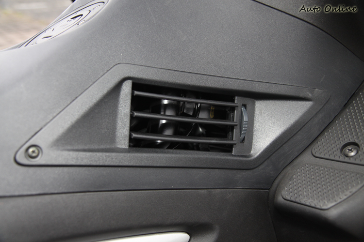 歐洲車廠習慣將冷排的熱風當款氣導到駕駛腿部,不過在亞熱帶這樣的設計有時候挺熱的。