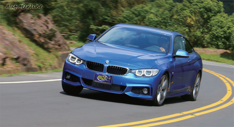 選配M款跑車化懸吊的435i,在彎道表現極為流暢。