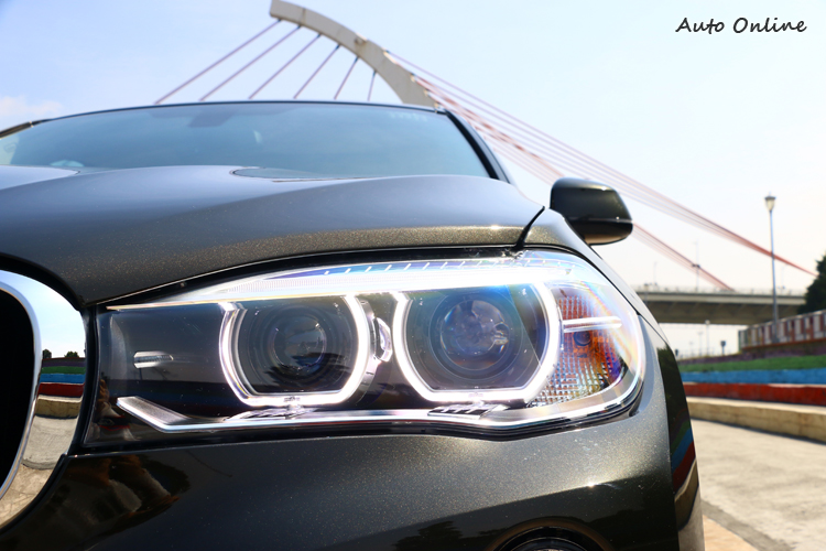 利用LED導光條傳承BMW經典四圓燈設計。