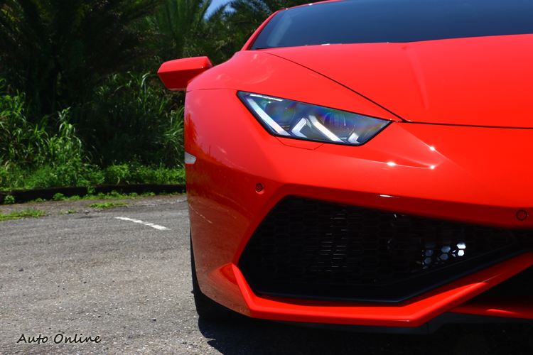 頭燈組與保桿內都能看到六角形及Y型結構。