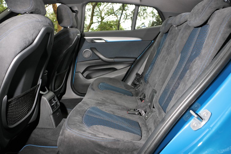 後座與前座相同,備有Alcantara麂皮座椅,增添內裝戰鬥氣息。