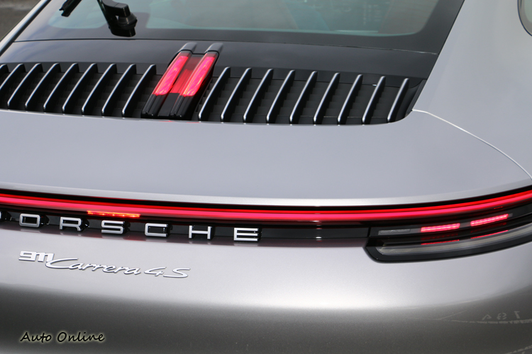 引擎蓋鰭片是否鍍鉻是外觀上少數能夠辨識驅動方式的特徵。