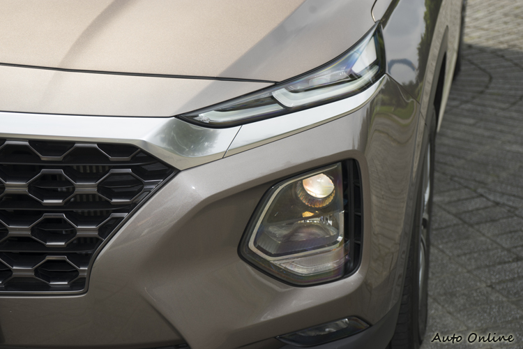 鹵素頭燈與LED日行燈為分離式設計。