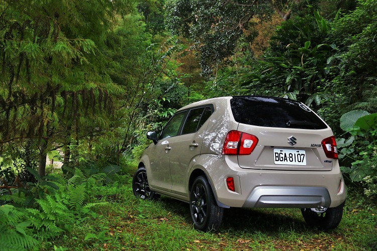 車尾保桿增加烤漆面積,同樣在下緣有防刮材質包覆,尾燈換上LED煞車燈,有效的提高車尾辨識度增加安全性。