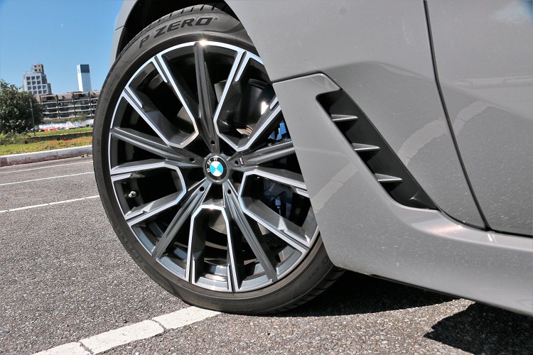 經過空力設計的車身套件,強化了導引輪拱周圍氣流的效果,試駕車鋁圈尺寸升級到20吋。