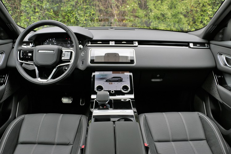 新年式車內變動幅度最大的地方在排檔桿和方向盤按鈕。