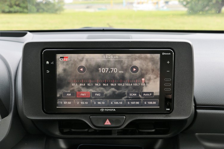 中控台上有七吋觸控螢幕,支援Apple CarPlay和Android Auto。