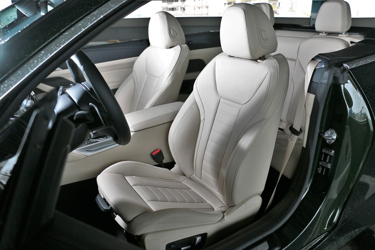 淺色內裝展現出一派優雅,缺點就是易髒。