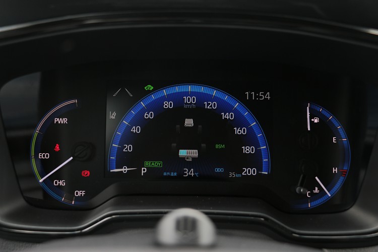 駕駛者前方為7吋數位儀表板,不同模式下有燈光顏色的轉變。