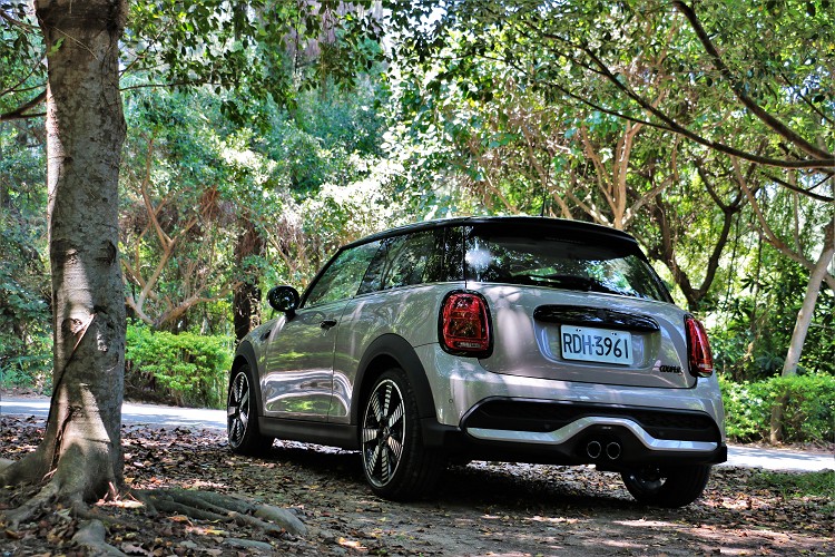 消費者可選擇黑色、白色、銀色或與車身同色之車頂,打造一輛屬於自己美感的MINI。