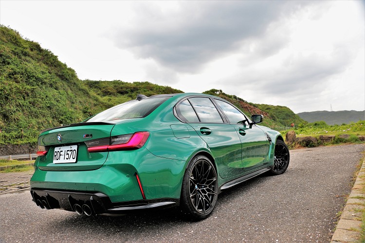 這一代的M3進化幅度大,除了性能提升外,更是加入豐富的電控系統來輔佐駕駛者在操控層面的運作,也因此讓它可以又快又穩定。