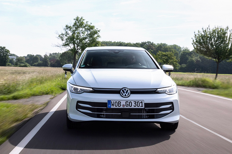 Golf 280 eTSI Style標配IQ.LIGHT:LED Matrix矩陣式頭燈,前、後保險桿皆重新設計,擁有更為簡約滑順的外型勾勒出現代化風貌。