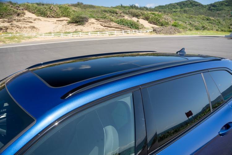 黑化的平貼式車頂行李架與全景天窗