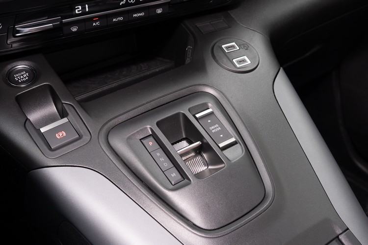 八速手自排變速系統現在換用Ë-Toggle電控介面來控制