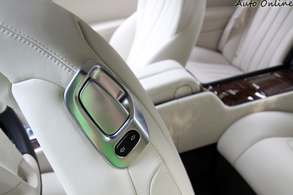 前座椅背上方有後座快速傾倒的開關,有利於後座乘客的上下車。