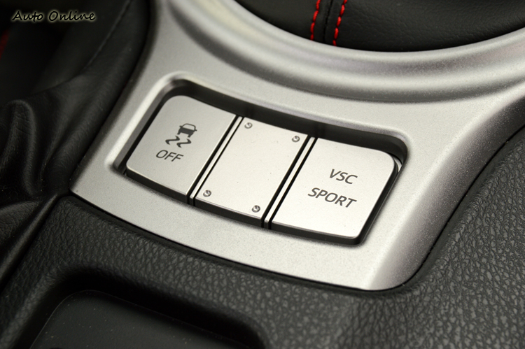 排檔桿後方有TRC與VSC的控制按鍵, VSC是透過煞車來維持車身安定行駛,而TRC有類似BMW的兩段功能,第一段會延後介入,如果長按住開關會完全關閉。