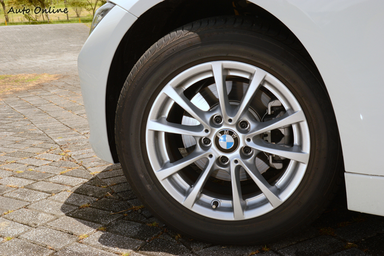 316i的輪胎配置又比318d來的小,搭載的是205/60R16輪胎尺寸規格。