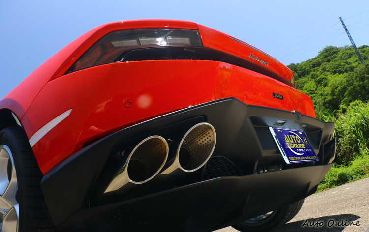 排氣管內有主動閥門,會隨著駕駛模式不同自動切換。