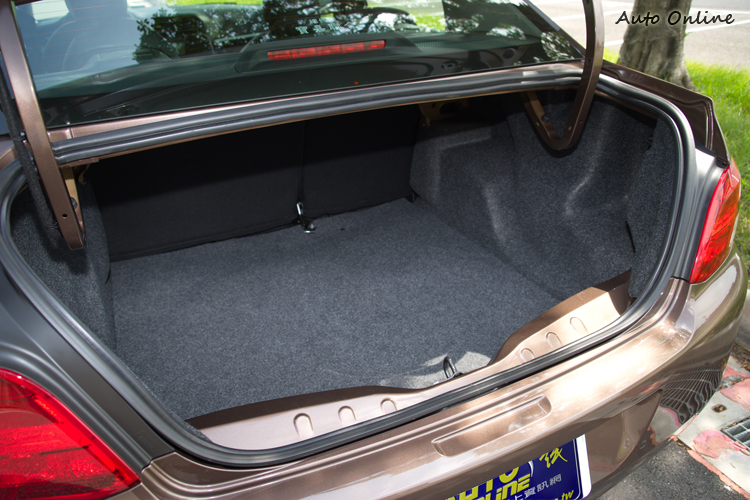 原廠稱行李廂空間達640公升,對小家庭出遊已經夠用。