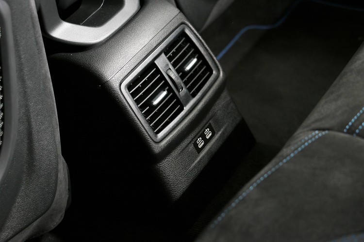後座有冷氣出風口,下方還有兩個Type-C插孔。