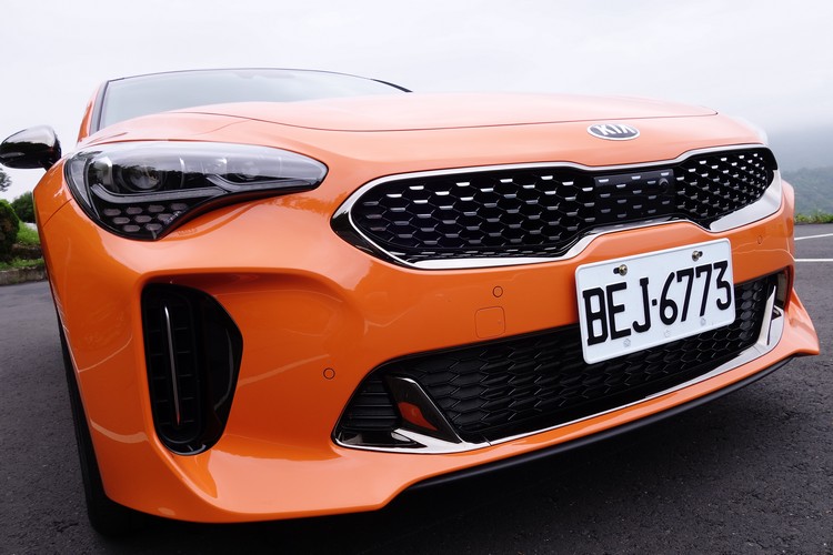 Stinger讓人過目難忘的新世代家族前臉,刻劃出它的運動性格。