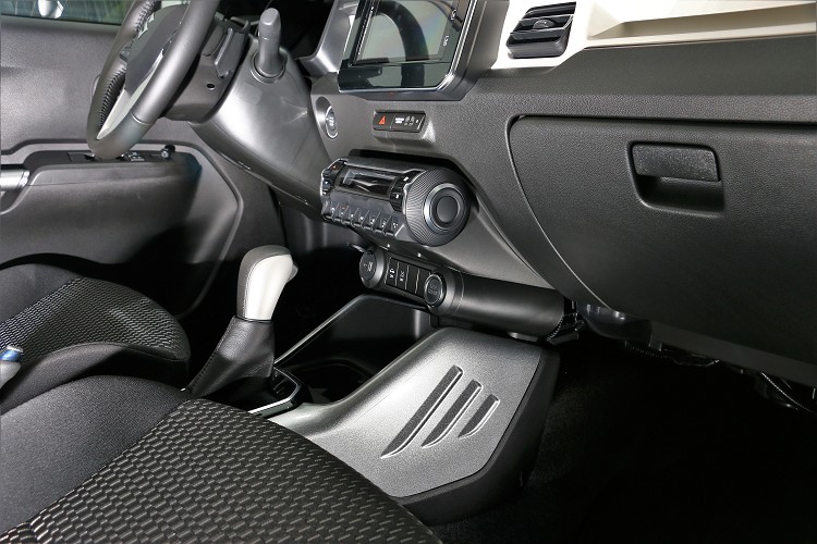 車內的中央鞍座,排檔桿前方有特殊的三條線標誌,這與車外C柱造型有互相輝映的連接感。