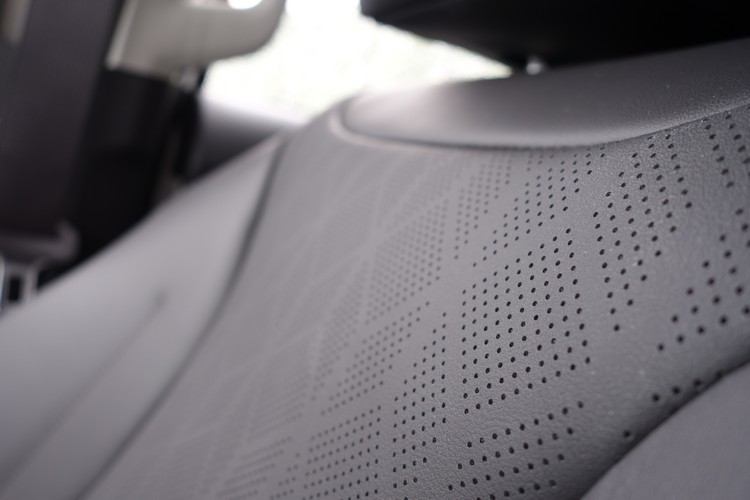 即使只是人造皮質包覆,觸感與造型仍有極高水準。