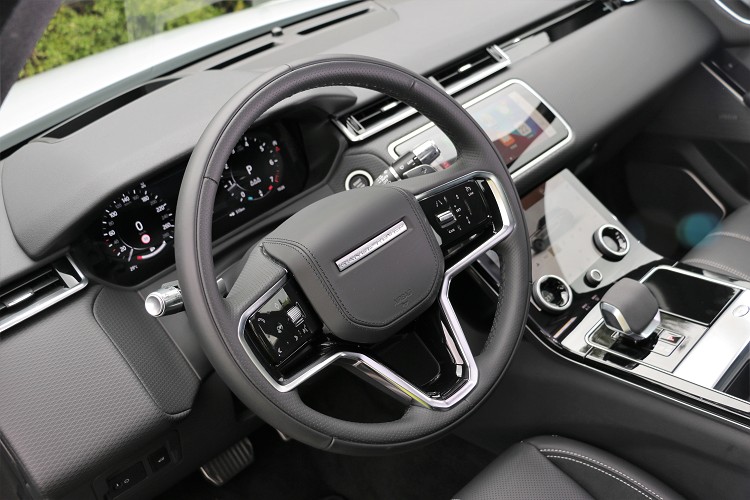 方向盤左右兩邊的按鈕介面在新年式車型上重新調整。