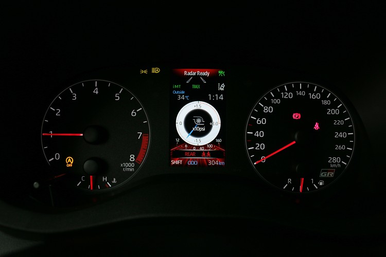 傳統的雙圓儀表板中間有行車資訊顯示,但只支援英文顯示。