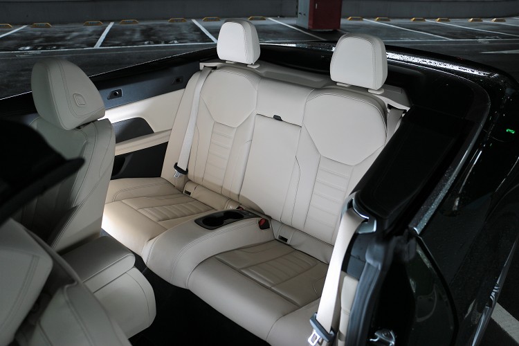 後座椅背稍嫌過直,長時間久坐會有點不舒服。