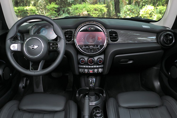 內裝與外觀有著相同設計概念,除了「圓」之外還會有帥氣、運動感的飾板點綴。