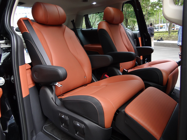 頂級Signature車型可選配Premium Plus旗艦套件,將第二排升級為Ottoman尊爵頭等座椅。