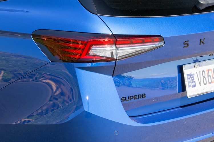 經典的C字形全LED尾燈造型也有小修