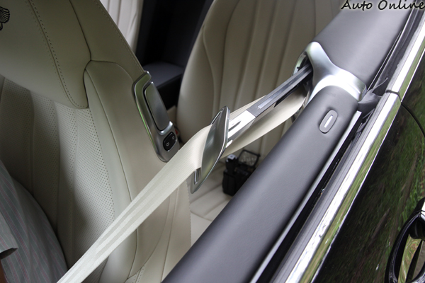 前座安全帶會自動延伸,不會有搆不到安全帶的窘境。