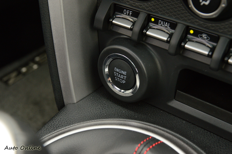 引擎啟動按鈕常在冷氣空調按鍵最下方。