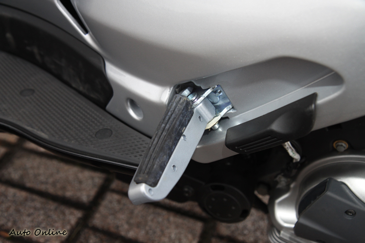 後座踏板雖然是人工收合,但質感不錯。