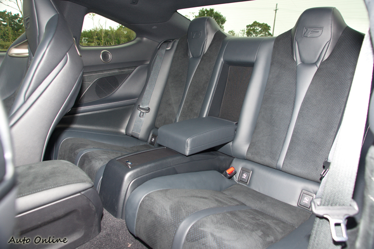 後座是「+2」型座椅,只適合兒童乘坐。