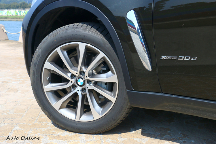 車側有專屬xDrive 30d字樣,19吋規格鋁圈還是感覺有點小。