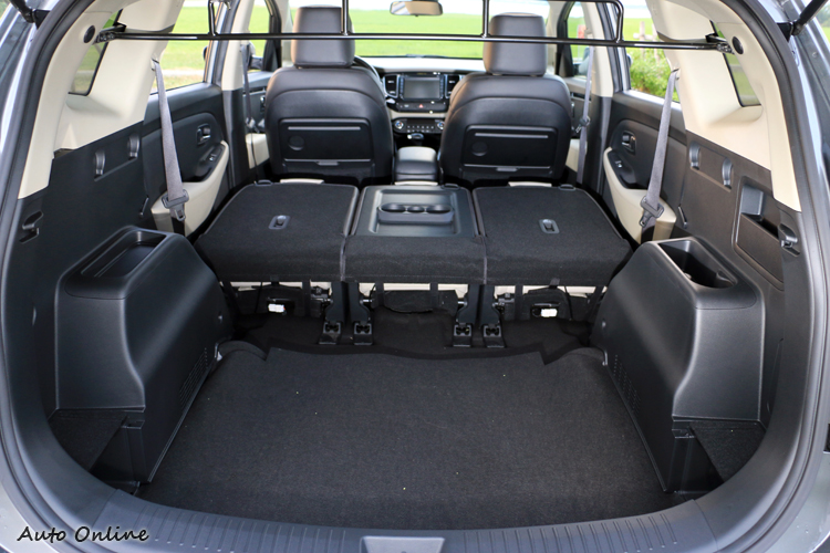 五座車型的行李空間雖然較大,不過似乎少給捲簾或隔板。