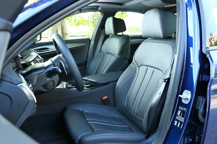 雙前座舒適型電動座椅腰靠能自行調整緊度,在Sport模式下還自動夾緊。