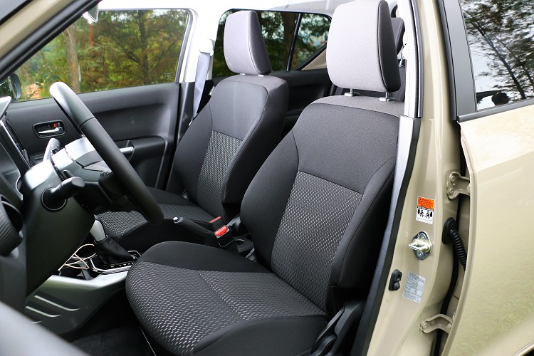 雙前座椅採高級織布附藍色或者銀色縫線,這與中控台的顏色會互相搭配。