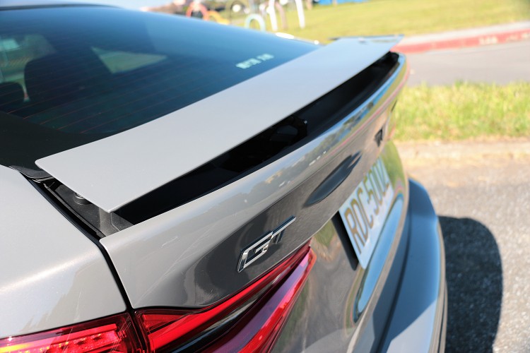 車尾配置的主動式擾流尾翼,可在車輛時速達到120km/h主動升起,提高車尾下壓力強化車輛高速行駛時的穩定性。