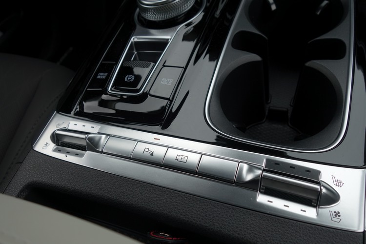 前排標配加熱、通風座椅配備,金屬質感的控制鍵造型簡潔而美觀。