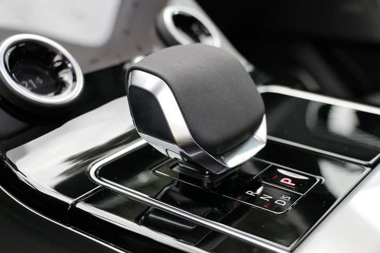 中央鞍座上圓形旋鈕排檔桿正式走入歷史。