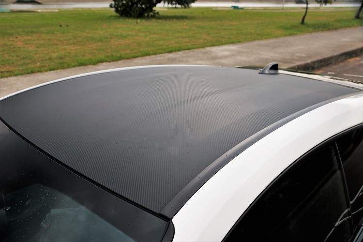 要減重就用高檔配備,車頂碳纖維材質幫助車重可壓在1,300公斤。