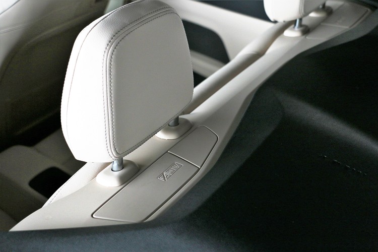 後座頭枕後方有防翻覆的保護機制,當車輛翻覆時才會瞬間彈出。