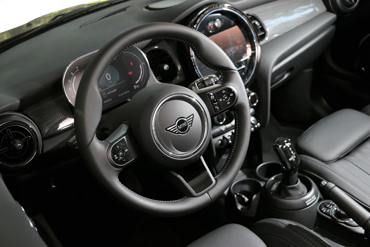 全新三輻式多功能跑車真皮方向盤,趨於平面的設計更帶來絕佳觸感與更加直覺的使用體驗。